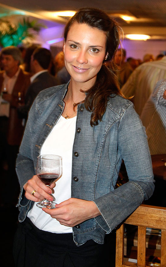 Camila Rodrigues em degustação de vinhos no Iate Clube, no Rio, à convite do Instituto Brasileiro do Vinho
