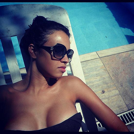 Ariadna toma sol na piscina