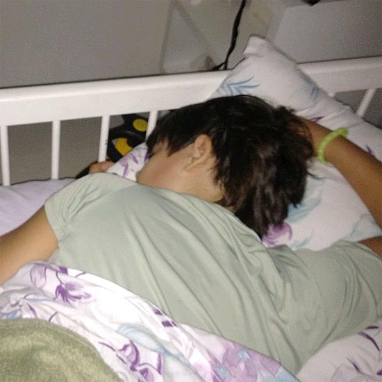 A ex-BBB postou foto do filho dormindo em cama com protetor 