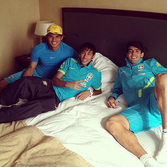 Thiago Silva, Neymar e Kaká dão um tempo nos trienos da seleção para ver "Avenida Brasil"