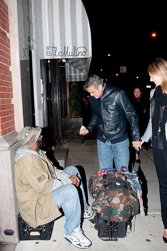 George Clooney dá esmola ao lado de Stacy Keibler, sua namorada