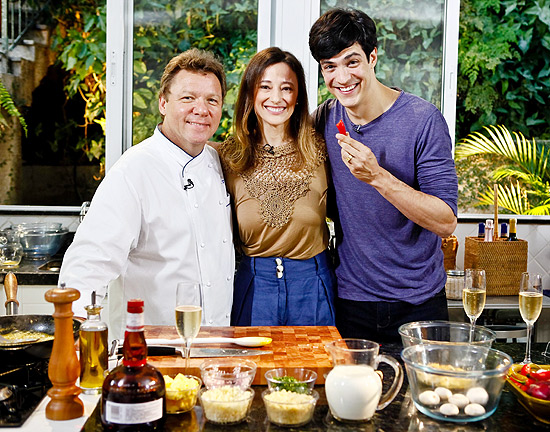O casal Mateus Solano e Paula Braun participa do programa "Que Marravilha! Romance", com o chef Claude Troisgros