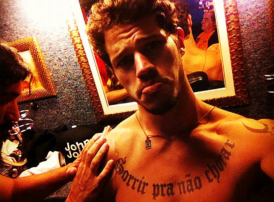 José Loreto dá tchau para as tatuagens de DArkson