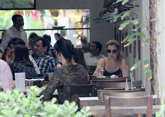 Adriana Esteves toma chope sozinha em restaurante