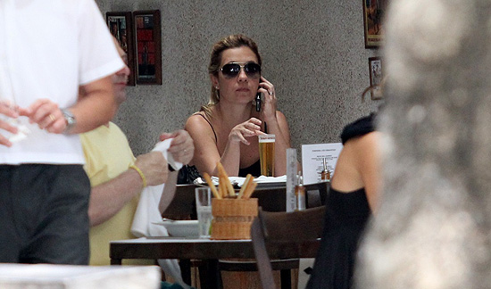 Adriana Esteves toma chope em restaurante de Ipanema
