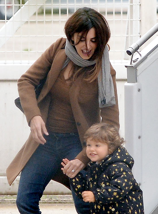 Penelope Cruz e o pequeno Leonardo brincam em aeroporto francês 