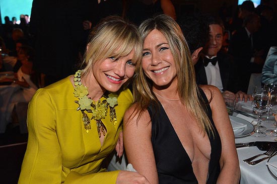 As atrizes Cameron Diaz e Jennifer Aniston em noite de gala em Los Angeles