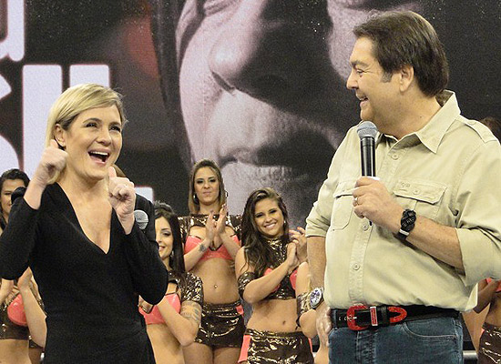 Adriana Esteves chega ao programa "Domingão do Faustão" com novo visual