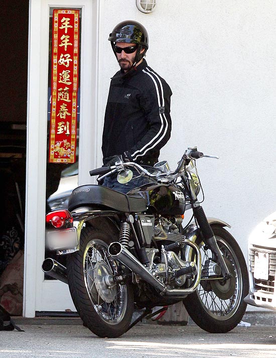Keanu Reeves estaciona sua moto