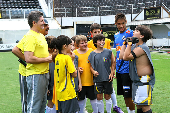 O atacante Neymar participa de gravação da novela "Carrossel", do SBT
