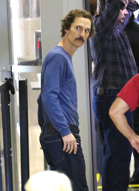 O ator Matthew McConaughey desembarca no aeroporto de Los Angeles com visual esquelético e assusta paparazzi