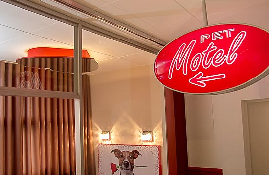 O quarto do motel tem espelho em forma de coração no teto, cortinas e colchão vermelho