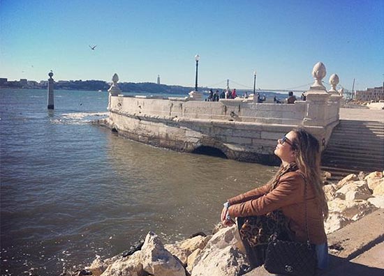 Fernanda Souza às margens do rio tejo, em Lisboa