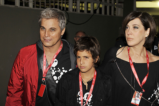 Edson Celulari, Enzo e Claudia Raia assistem a show no Maracanã, em 2008