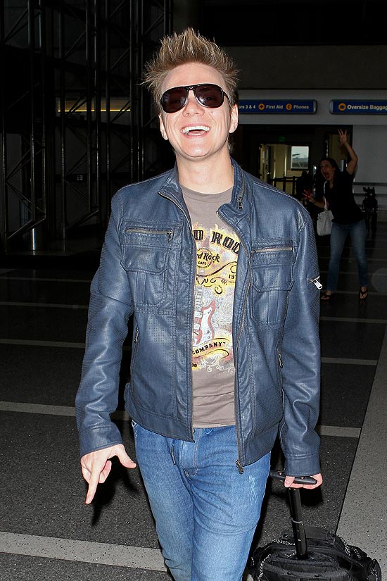 O cantor Michel Teló embarca no aeroporto de Los Angeles, depois do Grammy