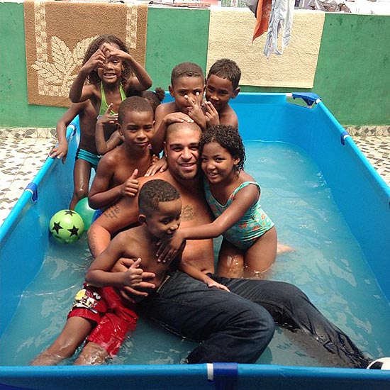 O jogador Adriano se refresca no Rio de Janeiro