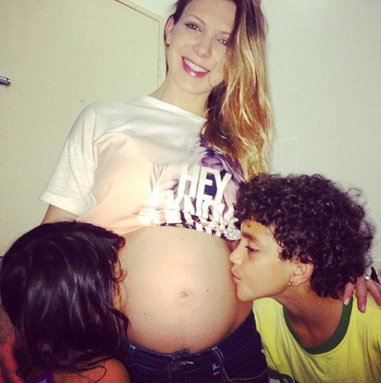 Sheila Mello mostra barriga de grávida e recebe carinho dos familiares