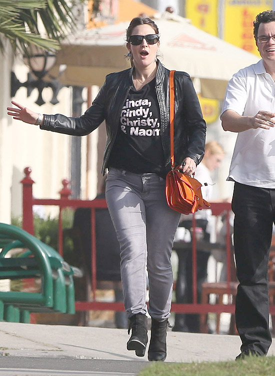 Drew Barrymore passeia com camiseta provocativa, depois de almoçar em Hollywood, neste domingo (9)