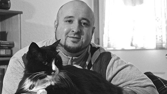 William Braden largou a carreira e profissionalizaou os vídeos existencialistas de seu gato, Henri