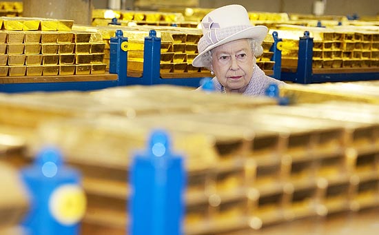 Rainha Elizabeth durante seu passeio entre barras de ouro