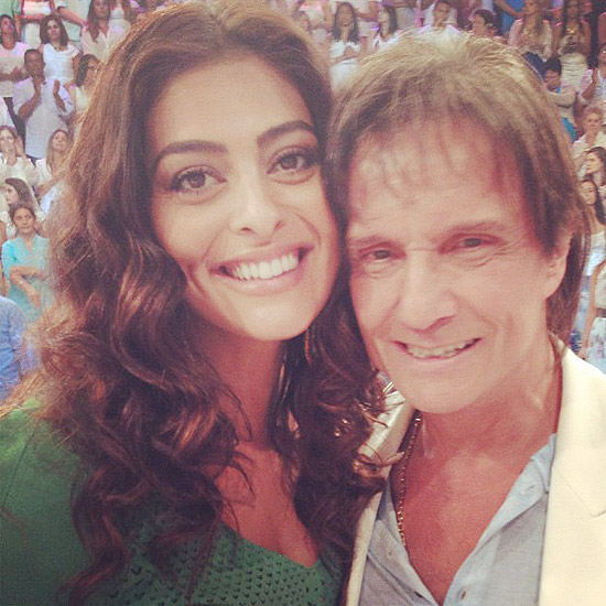 Juliana Paes tieta Roberto Carlos durante "Domingão do Faustão"