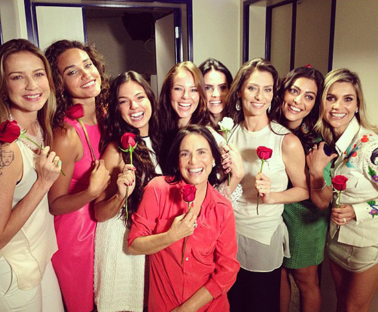 Globais seguram rosas vermelhas de Roberto Carlos