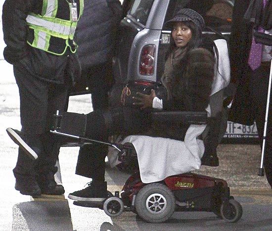 Naomi Campbell anda de cadeiras de roda em Nova York