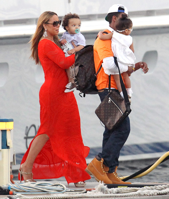 Mariah Carey e o marido, Nick Cannon, passeiam com os gêmeos Monroe e Moroccan em Queensland, na Austrália