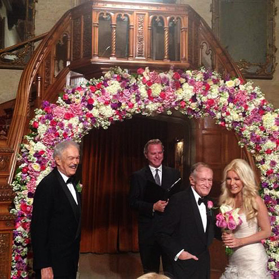 O empresário Hugh Hefner sobe ao altar com a modelo 