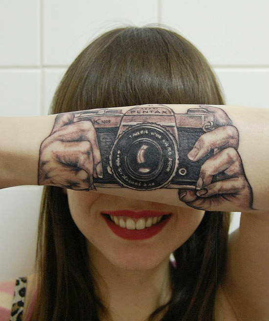 A fotógrafa holandesa Lotte van der Acker, de 24 anos, tatuou em seu braço uma ilusão de ótica