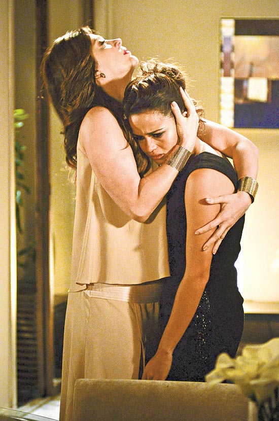 Lívia (Claudia Raia) consola Morena (Nanda Costa) em cena de "Salve Jorge"