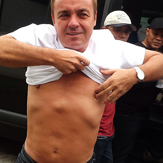 Gugu Liberato troca de roupa no meio da rua e publica foto na internet