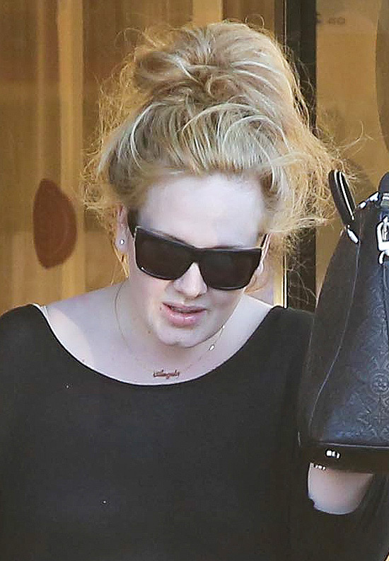 Adele faz compras em Los Angeles usando um colar com o nome Angelo