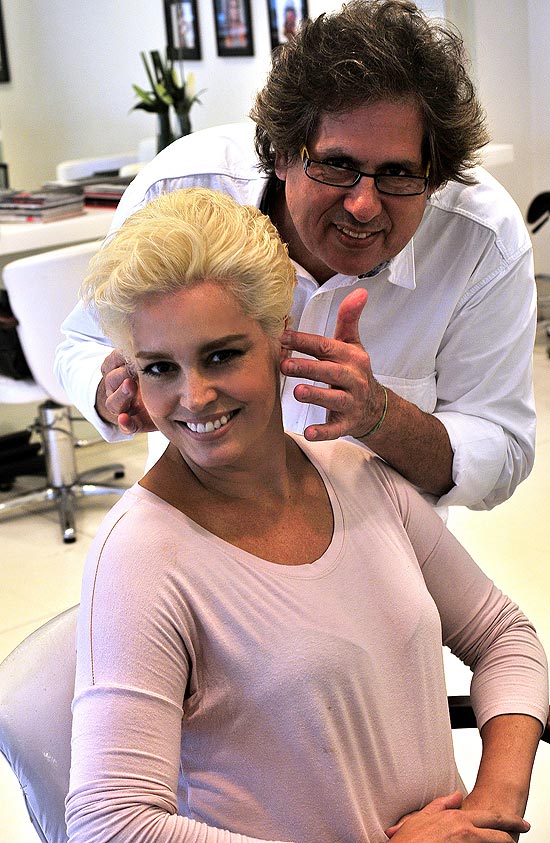 Suzy Rêgo, que mudou radicalmente os cabelos para a peça "O Divorcio", e seu hair stylist, Murilo de Souza
