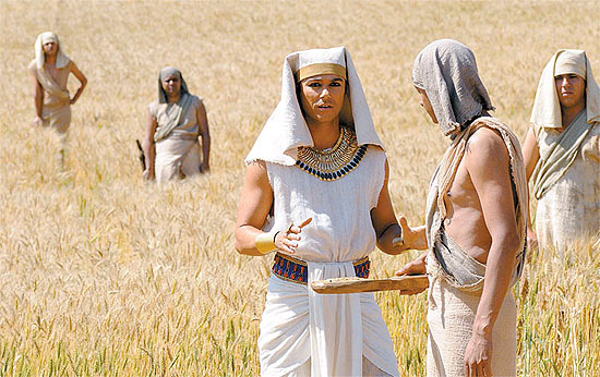Ângelo Paes Leme, no centro, interpreta José, protagonista de 'José do Egito', da Record, na fase adulta do personagem