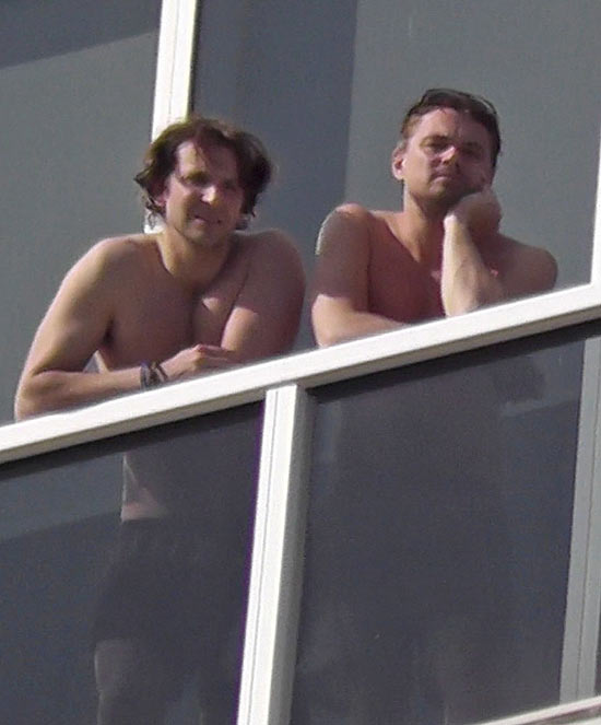 Leonardo DiCaprio e Bradley Cooper são vistos juntos e sem camisa na sacada de um hotel em Miami, nos Estados Unidos