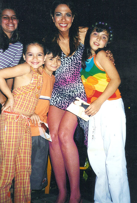 Luciana Gimenez, ao centro, com Bruna Marquezine (à esq.) em foto tirada em 2001 nos bastidores do "Superpop"