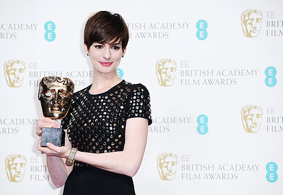 Anne Hathaway posa com o prêmio de atriz coadjuvante pelo papel em "Os Miseráveis" no Royal Opera House