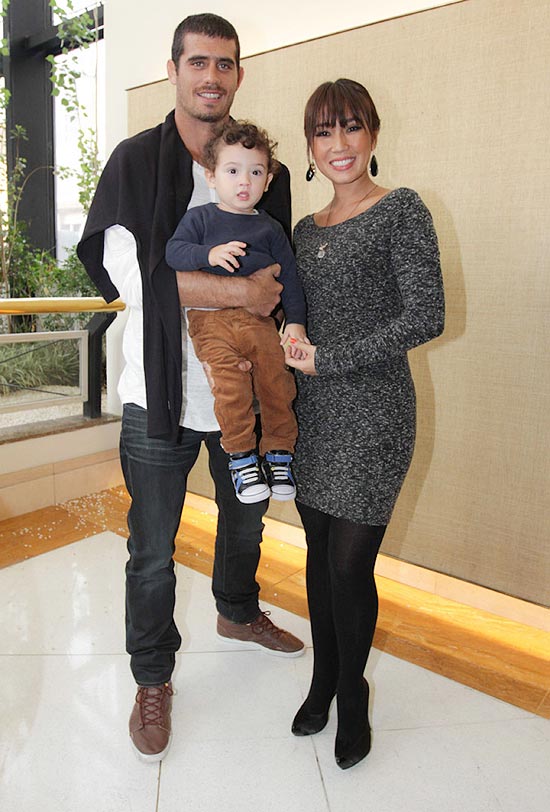 Danielle Suzuki com marido, Fábio Novaes, e filho