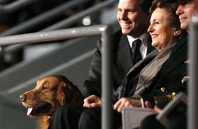 Sylvia Panetta, mulher de Leon Panetta, senta ao lado do cão Bravo durante tributo das Forças Armadas em Washington