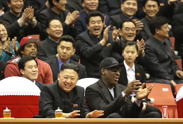 O ditador norte-coreano, Kin Jong-un, assiste a partida de basquete ao lado de Dennis Rodman, na capital do país