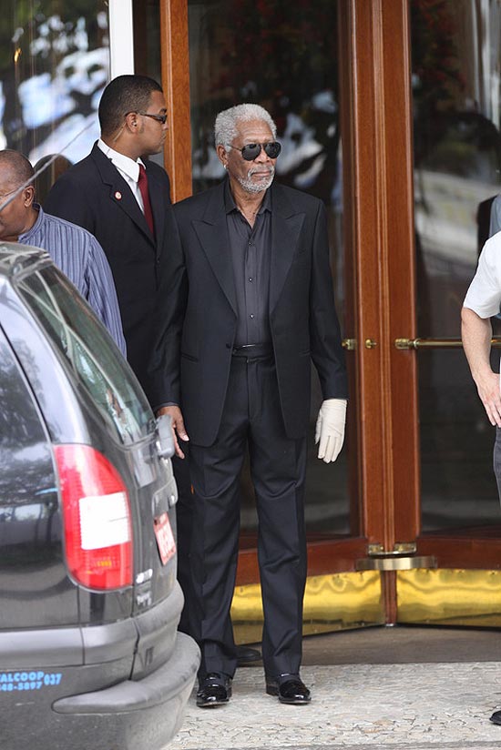 Morgan Freeman deixa o hotel Copacabana Palace, no Rio 