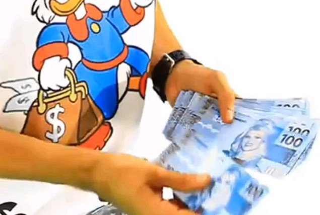 Val Marchiori aparece em notas de R$ 100 no clipe "Ela Gosta De Dinheiro", do grupo Das Quebradas 