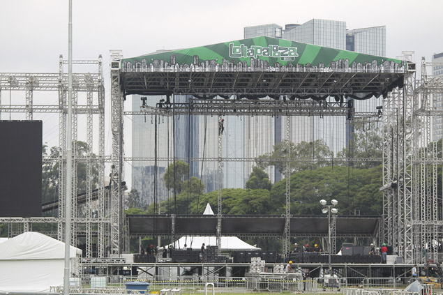Montagem do palco do Lollapalooza, festival que comea sexta-feira em So Paulo