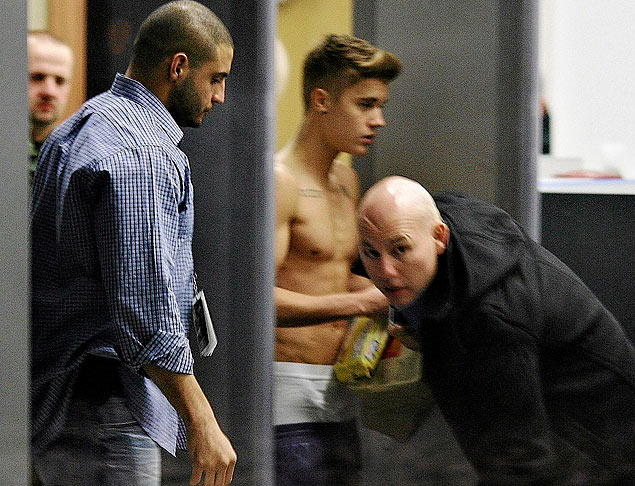 Justin Bieber sem camisa no aeroporto Wladyslaw Reymont, em Lodz