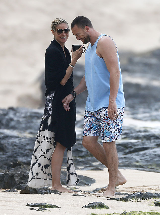 Heidi Klum curte praia com namorado no Havaí