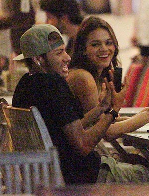 Após rumores, Neymar posta foto com Bruna Marquezine