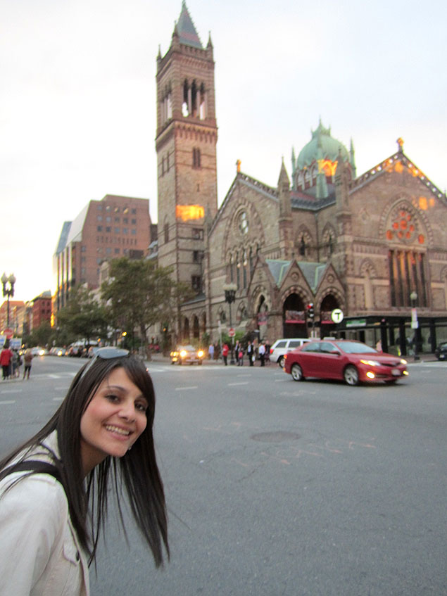 Beatriz Catelani Dias em foto tirada em 2012 próximo ao local onde ocorrem os atentados em Boston