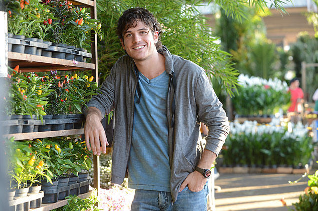 O ator Marco Pigossi caracterizado como o florista Bento de Jesus, um dos protagonistas da novela "Sangue Bom"