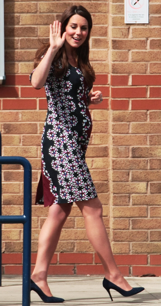 Kate Middleton durante visita em escola perto de Manchester, em abril 